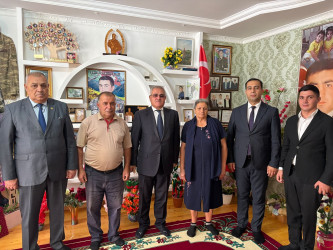 Tərtər Rayon İcra Hakimiyyətinin başçısı 27 Sentyabr – Anım Günü ilə əlaqədar Vətən müharibəsi şəhidi Şamil İsmayıllının ailəsini ziyarət edib