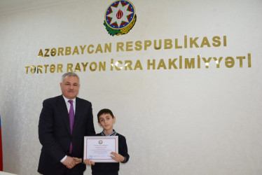 Tərtər Rayon İcra Hakimiyyətinin başçısı 2 fevral – Azərbaycan Gənclər Günü münasibətilə rayonda keçirilən rəsm sərgisi və əl işi müsabiqəsində fərqlənən məktəblilərlə görüş keçirib