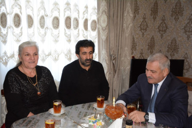 Rayon rəhbəri “Konstitusiya və Suverenlik İli” çərçivəsində şəhid Mirzəli Rəşadın ailəsini ziyarət edib