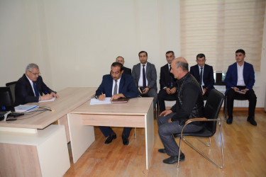 Rayon rəhbəri vətəndaş müraciətlərini dinləyib
