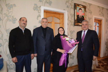 İcra başçısı şəhid anası Kəmalə İsaxovanı 50 illik yubileyi münasibəti ilə təbrik edib
