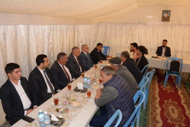 Rayon rəhbəri Birinci Qarabağ müharibəsi əlilinin övladının yas mərasimində iştirak edib