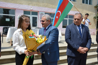 Rayon rəhbəri yekun attestasiya imtahanında yüksək bal toplayan məzunları təltif edib