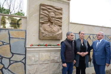 Rayon rəhbəri 27 sentyabr-Anım Gününün beşinci ildönümü ilə əlaqədar 3-cü dərəcəli “Vətənə xidmətə görə” ordenli şəhid Emin Abbaszadənin ailə üzvləri ilə birlikdə onun adını daşıyan küçədə aparılan əsaslı təmir işləri ilə tanış olublar