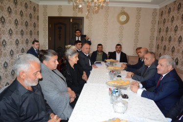 Rayon rəhbəri “Konstitusiya və Suverenlik İli” çərçivəsində Ələsgərli və Sarıcalı kəndindən olan şəhid ailələri və qazilərlə görüş keçirib
