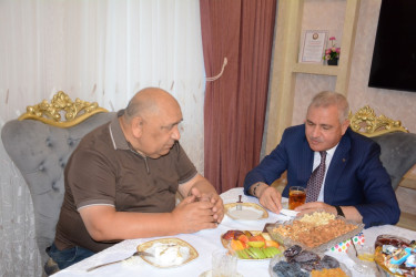 İcra başçısı 70 illik yubileyi münasibətilə təcrübəli cərrah Mübariz Mahmudovu təbrik edib
