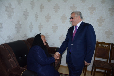 Rayon rəhbəri “Konstitusiya və Suverenlik İli” çərçivəsində şəhid anası Nəzakət Tapdıqovanı ad günü münasibəti ilə təbrik edib
