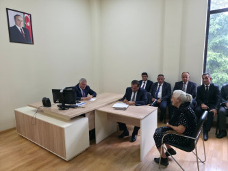 Rayon rəhbəri vətəndaş müraciətlərini dinləyib