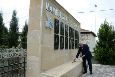 Rayon rəhbəri “Konstitusiya və Suverenlik İli” çərçivəsində Mamırlı və Poladlı kəndlərindən olan şəhid ailələri ilə görüş keçirib