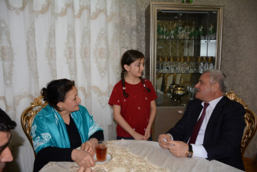 Rayon rəhbəri şəhid Teyyub Həsənovun ailəsini ziyarət edib