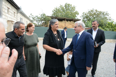 Rayon rəhbəri “Konstitusiya və Suverenlik İli” çərçivəsində Qaynaq və Yuxarı Qapanlı kəndindən olan şəhid ailələri və qazilərlə görüş keçirib