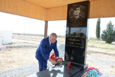 İcra başçısı 27 sentyabr “Anım Günü” ilə əlaqədar Əskipara kəndində Vətən Müharibəsi şəhidi Əzizov Ayşad Qaryağdı oğlu oğlunun məzarını ziyarət edib