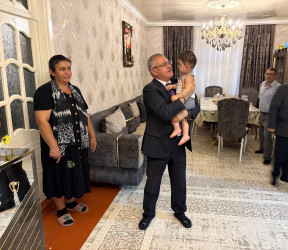 Tərtər Rayon İcra Hakimiyyətinin başçısı 27 Sentyabr – Anım Günü ilə əlaqədar Vətən müharibəsi şəhidi Qənbər Qənbərlinin ailəsini ziyarət edib