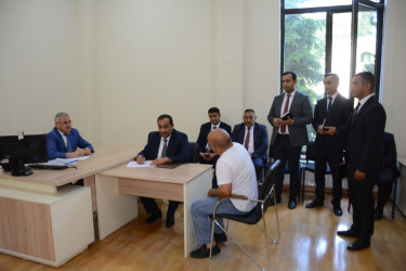 Rayon rəhbəri vətəndaş müraciətlərini dinləyib
