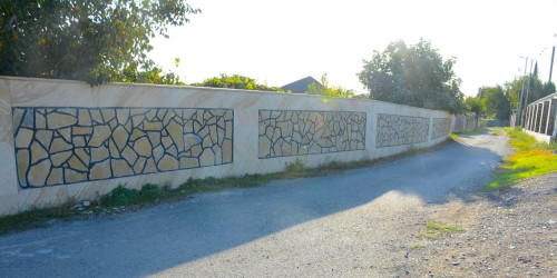 Rayon rəhbəri 27 sentyabr-Anım Gününün beşinci ildönümü ilə əlaqədar 3-cü dərəcəli “Vətənə xidmətə görə” ordenli şəhid Emin Abbaszadənin ailə üzvləri ilə birlikdə onun adını daşıyan küçədə aparılan əsaslı təmir işləri ilə tanış olublar