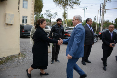 Rayon rəhbəri 27 sentyabr-Anım Gününün beşinci ildönümü ilə əlaqədar 3-cü dərəcəli “Vətənə xidmətə görə” ordenli şəhid Rəşad Vəlizadənin ailə üzvləri ilə birlikdə onun adını daşıyan küçədə aparılan əsaslı təmir işləri ilə tanış olublar