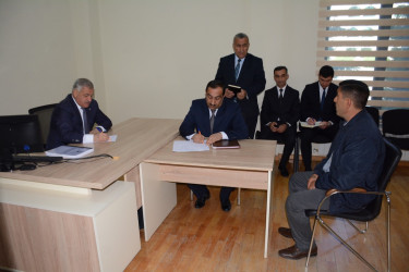 Rayon rəhbəri vətəndaş müraciətlərini dinləyib