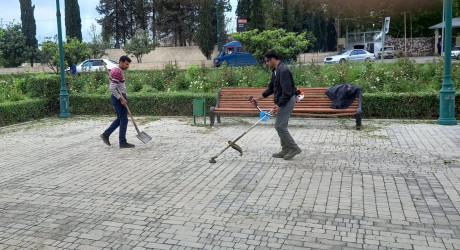 “Yaşıl dünya naminə həmrəylik ili” çərçivəsində Ana abidəsində və Bayraq meydanında  növbəti iməcilik keçirilib