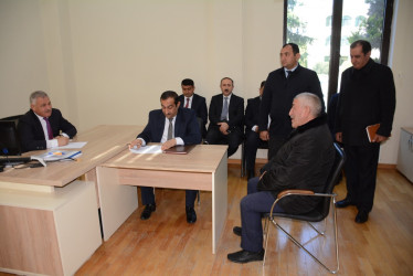 Rayon rəhbəri vətəndaş müraciətlərini dinləyib