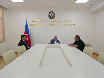 Rayon rəhbəri vətəndaş müraciətlərini dinləyib