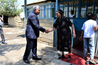 Rayon rəhbəri “Konstitusiya və Suverenlik İli” çərçivəsində Birinci Qarabağ müharibəsi əlili Məzahir Əliyevin ailəsini ziyarət edib