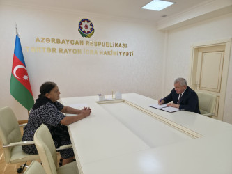 Rayon rəhbəri vətəndaş müraciətlərini dinləyib