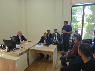 Rayon rəhbəri vətəndaş müraciətlərini dinləyib