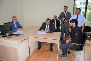 Rayon rəhbəri vətəndaş müraciətlərini dinləyib