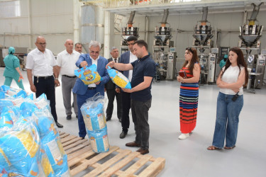 Tərtər Rayon İcra Hakimiyyətinin başçısı Xoruzlu kəndində "PATRON" MMC-yə məxsus günəbaxan tumlarının emalı müəssisəsi ilə tanış olub