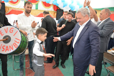 Rayon rəhbəri Vətən Müharibəsi Əlilinin övladının kiçik toy məclisində iştirak edib