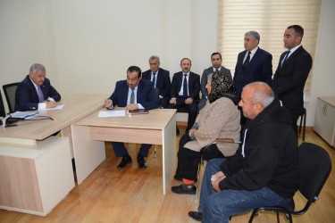 Rayon rəhbəri vətəndaş müraciətlərini dinləyib