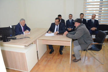 Rayon rəhbəri vətəndaş müraciətlərini dinləyib
