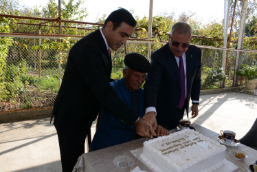 Rayon rəhbəri 8 Noyabr Zəfər Günü ərəfəsində kənd ağsaqqalı, şəhid qardaşı İman Almuradovu 80 illik yubileyi münasibəti ilə təbrik edib