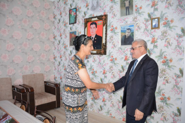 İcra başçısı şəhid Taleh Məhərzadənin anasını 50 illik yubileyi münasibəti ilə təbrik edib