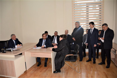 Rayon rəhbəri vətəndaş müraciətlərini dinləyib