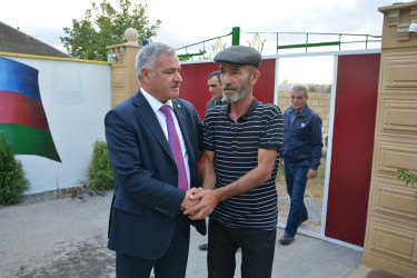 Rayon rəhbəri Vətən müharibəsi şəhidi Quluzadə Elmin Şəmsi oğlunun ikinci ildönümü ilə əlaqədar ailəsini ziyarət edib