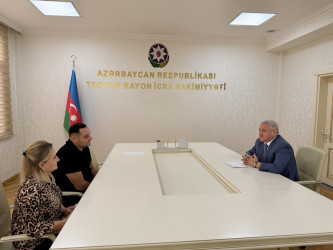 Rayon rəhbəri vətəndaş müraciətlərini dinləyib