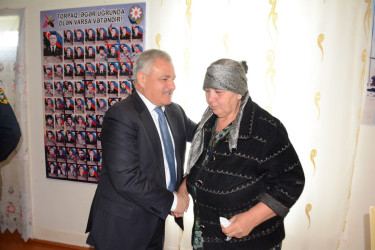İcra başçısı şəhid atası Ramiz Ələkbərovu 65 illik yubileyi münasibəti ilə təbrik edib