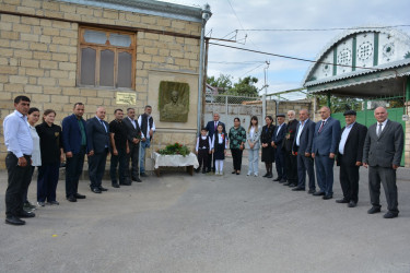 Rayon rəhbəri 27 sentyabr “Anım Günü” ərəfəsində şəhid Aslan Hüseynovun ailə üzvləri  və ictimaiyyət nümayəndələri ilə birlikdə onun adını daşıyan küçədə olublar