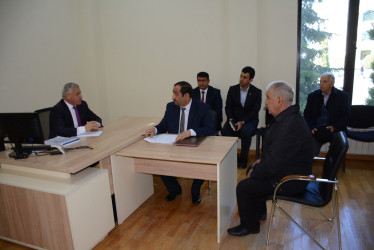 Rayon rəhbəri vətəndaş müraciətlərini dinləyib