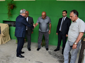 Rayon rəhbəri “Konstitusiya və Suverenlik İli” çərçivəsində Birinci Qarabağ müharibəsi əlili Rasim Həsənovun ailəsini ziyarət edib