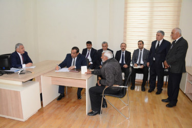 Rayon rəhbəri vətəndaş müraciətlərini dinləyib