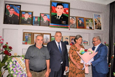 İcra başçısı şəhid anası Pərvanə Əhmədovanı 55 illik yubileyi münasibəti ilə təbrik edib