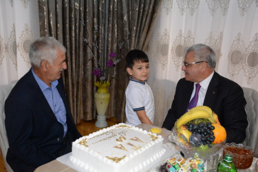 İcra başçısı 70 yaşını qeyd edən ağsaqqalı ziyarət edib