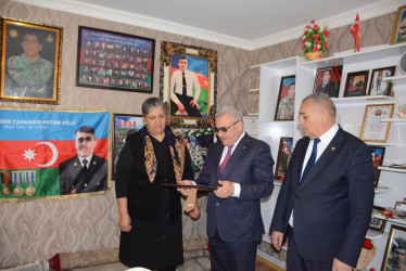 İcra başçısı “Konstitusiya və Suverenlik İli” çərçivəsində şəhid anası İltifat Qaraşovanı 55 illik yubileyi münasibəti ilə təbrik edib