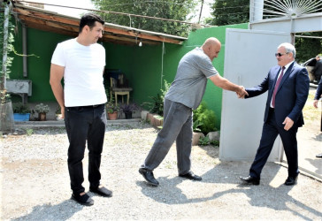 Rayon rəhbəri “Konstitusiya və Suverenlik İli” çərçivəsində Birinci Qarabağ müharibəsi əlili Rasim Həsənovun ailəsini ziyarət edib