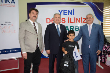 Tərtərdə şəhid, qazi və aztəminatlı ailələrdən olan 200 nəfər ibtidai sinif şagirdinə məktəbli ləvəzimatları və çantalar hədiyə olunub