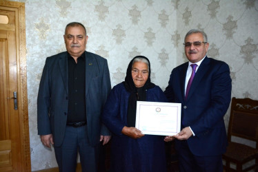 Rayon rəhbəri “Konstitusiya və Suverenlik İli” çərçivəsində şəhid anası Nəzakət Tapdıqovanı ad günü münasibəti ilə təbrik edib