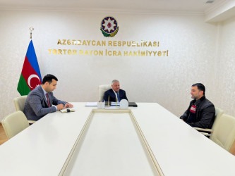 Rayon rəhbəri vətəndaş müraciətlərini dinləyib