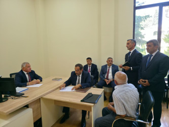 Rayon rəhbəri vətəndaş müraciətlərini dinləyib